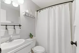 8945 N Calvert Ave, Portland, OR 97217 - Photo 23