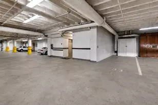 2021 SW Main St, Portland, OR 97205 - Photo 33
