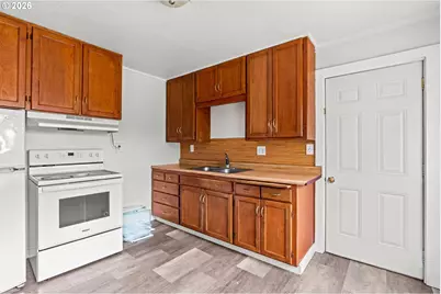 370 S 6th St, Harrisburg, OR 97446 - Photo 9