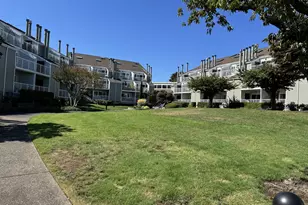 311 N Hayden Bay Dr, Portland, OR 97217 - Photo 3