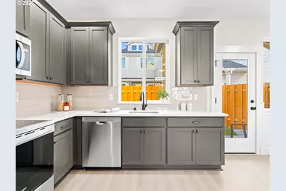 7460 N Polk Ave, Portland, OR 97203 - Photo 9