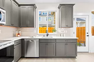 7460 N Polk Ave, Portland, OR 97203 - Photo 9