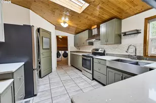 20284 El Romar Dr NE, Scotts Mills, OR 97375 - Photo 3