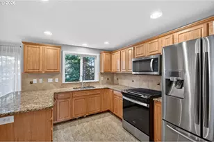 10330 SW Dunlin Pl, Beaverton, OR 97007 - Photo 9