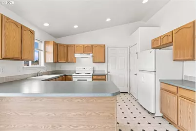 1228 SW Martin Ct, Hermiston, OR 97838 - Photo 3