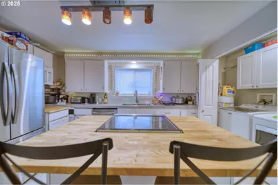 385 N 6th St, Saint Helens, OR 97051 - Photo 9