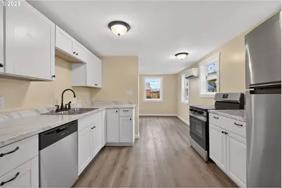 9403 NE Gertz Ct, Portland, OR 97211 - Photo 9