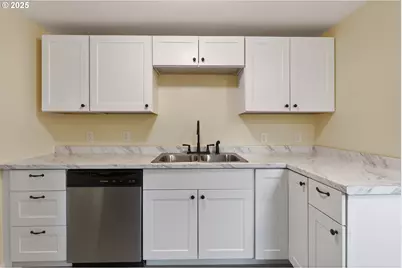 9403 NE Gertz Ct, Portland, OR 97211 - Photo 7