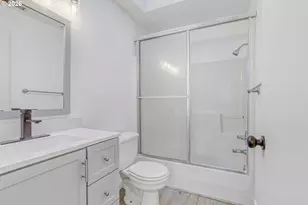 12533 SE Woodward St, Portland, OR 97236 - Photo 17