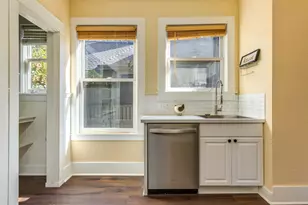 2137 NW Everett St, Portland, OR 97210 - Photo 9