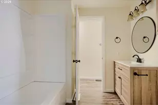 14539 SE Center St, Portland, OR 97236 - Photo 15