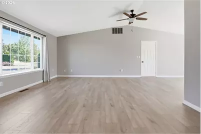 911 SW Warbler Ct, McMinnville, OR 97128 - Photo 5