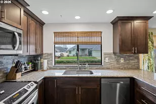 1205 NW Littlewood Ct, Roseburg, OR 97471 - Photo 9