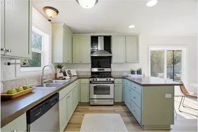 9442 N Macrum Ave, Portland, OR 97203 - Photo 11