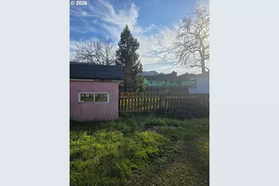 463 SE Gregory Dr, Winston, OR 97496 - Photo 3