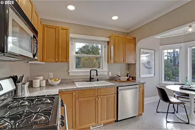 621 NE Ainsworth St, Portland, OR 97211 - Photo 9