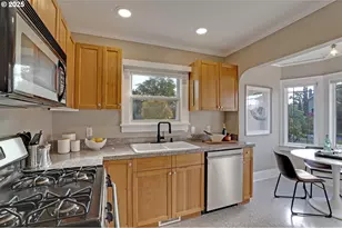 621 NE Ainsworth St, Portland, OR 97211 - Photo 9