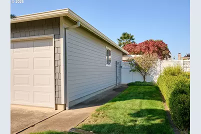 2015 Camellia Way, Woodburn, OR 97071 - Photo 41