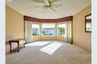 2015 Camellia Way, Woodburn, OR 97071 - Photo 5