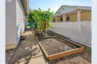 2015 Camellia Way, Woodburn, OR 97071 - Photo 33
