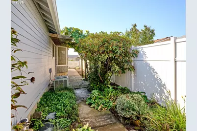 2015 Camellia Way, Woodburn, OR 97071 - Photo 37