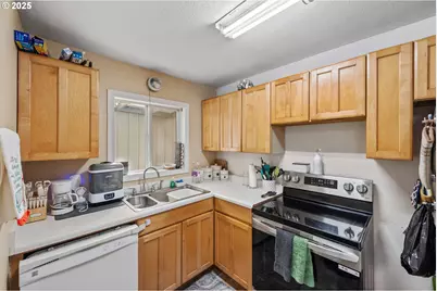 805 C St, Myrtle Point, OR 97458 - Photo 19