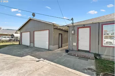 805 C St, Myrtle Point, OR 97458 - Photo 3