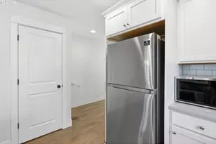 10045 SE Clinton St, Portland, OR 97266 - Photo 11