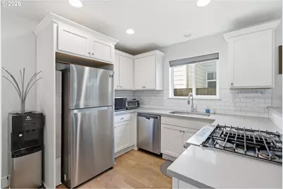 10045 SE Clinton St, Portland, OR 97266 - Photo 9