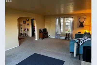 300 21st St, Springfield, OR 97477 - Photo 9