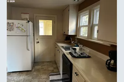 300 21st St, Springfield, OR 97477 - Photo 23