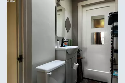 300 21st St, Springfield, OR 97477 - Photo 17