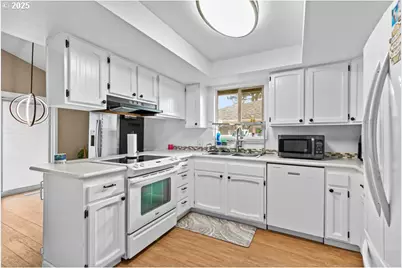 317 Highland Dr, Medford, OR 97504 - Photo 7