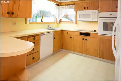 144 SE 85th Ave, Portland, OR 97216 - Photo 3