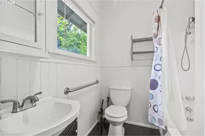 647 N 9th St, Cottage Grove, OR 97424 - Photo 9