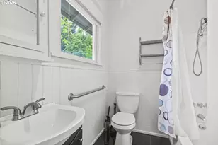 647 N 9th St, Cottage Grove, OR 97424 - Photo 9
