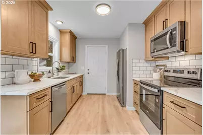 13104 SE Center St, Portland, OR 97236 - Photo 15