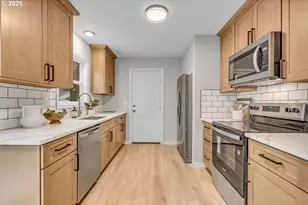 13104 SE Center St, Portland, OR 97236 - Photo 15