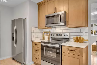 13104 SE Center St, Portland, OR 97236 - Photo 17