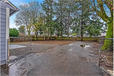 13104 SE Center St, Portland, OR 97236 - Photo 31