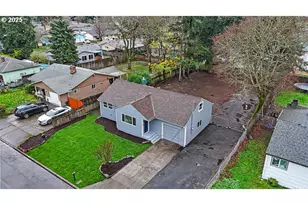 13104 SE Center St, Portland, OR 97236 - Photo 9