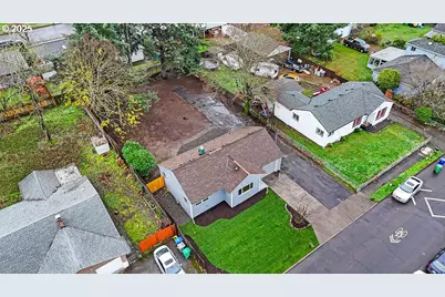 13104 SE Center St, Portland, OR 97236 - Photo 5