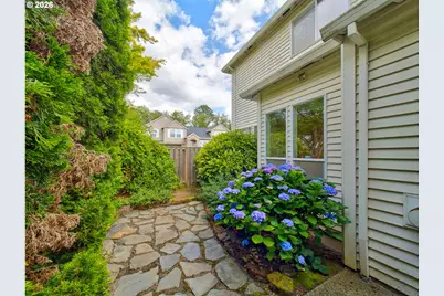 8577 SW Bellflower St, Portland, OR 97224 - Photo 27
