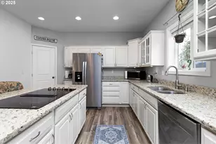 860 NE Ventura St, Roseburg, OR 97470 - Photo 13