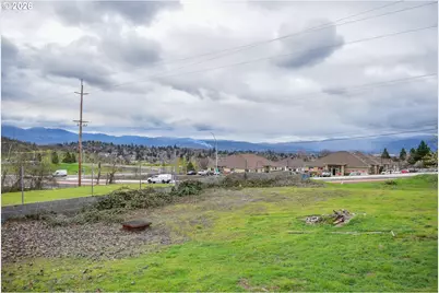 3010 Lone Pine Dr, Medford, OR 97504 - Photo 5