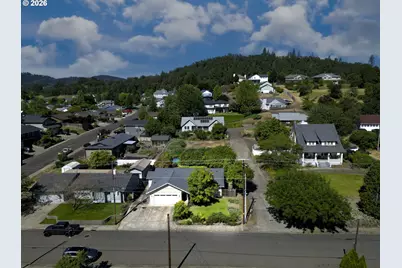 1528 NW Grove St, Roseburg, OR 97471 - Photo 33