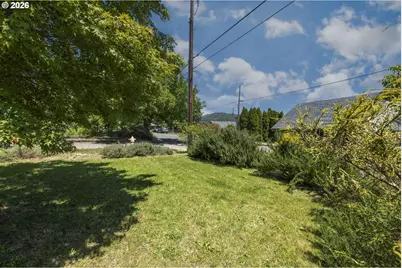 1528 NW Grove St, Roseburg, OR 97471 - Photo 5