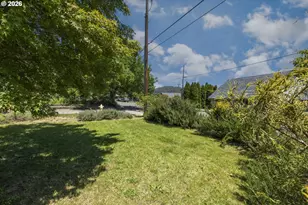 1528 NW Grove St, Roseburg, OR 97471 - Photo 5