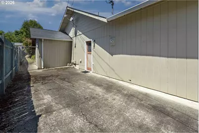 1528 NW Grove St, Roseburg, OR 97471 - Photo 3