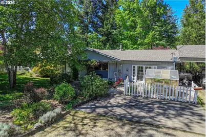 177 NE Lombardy Dr, Roseburg, OR 97470 - Photo 3